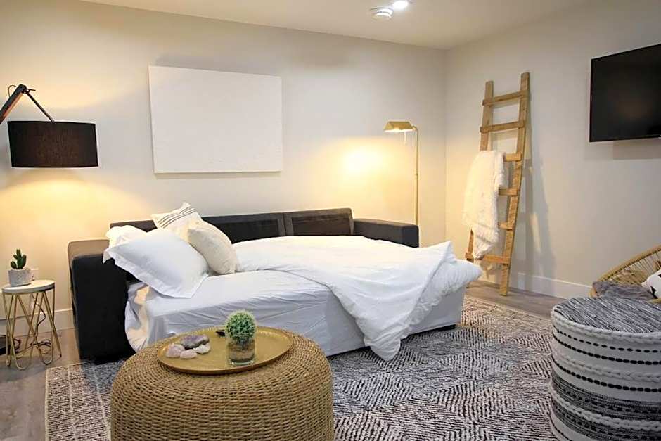 Executive Bsmt Suite, King Bed, 5 min to DT & Whyte Ave, Sleeps 6!