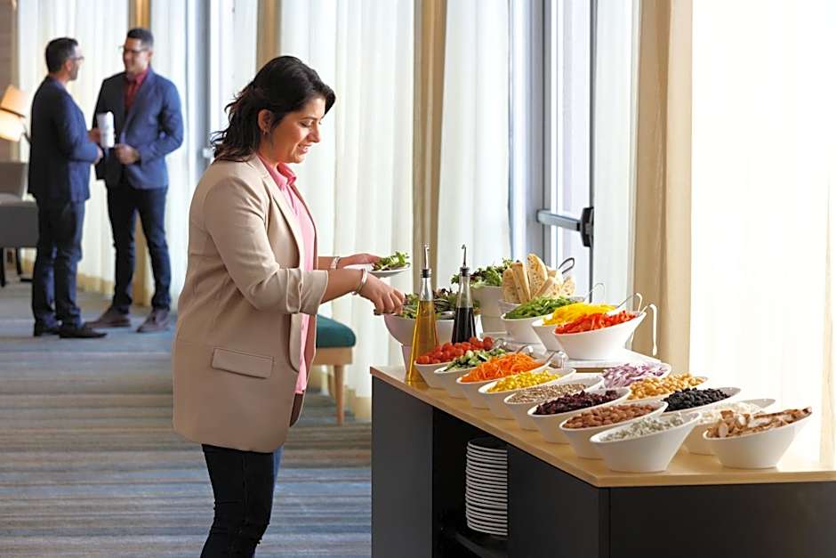 Holiday Inn & Suites Oakland - Airport by IHG