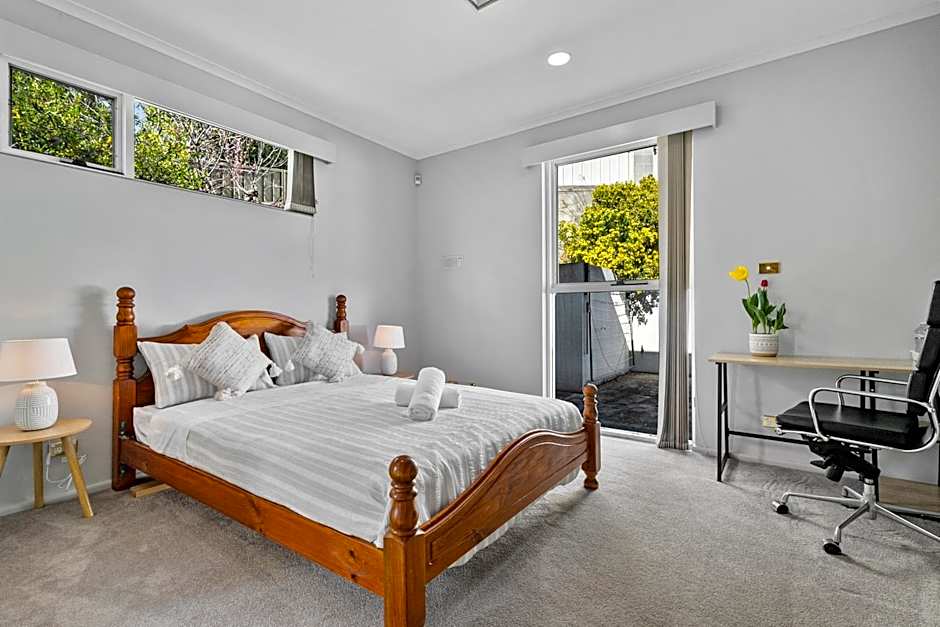 Super nice house with sea view free parking