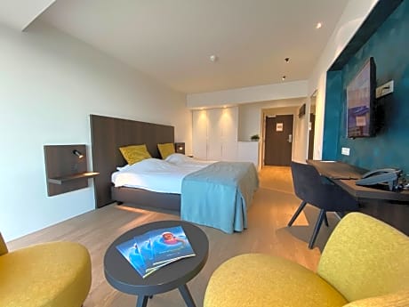 Twin Room with Lateral Sea View