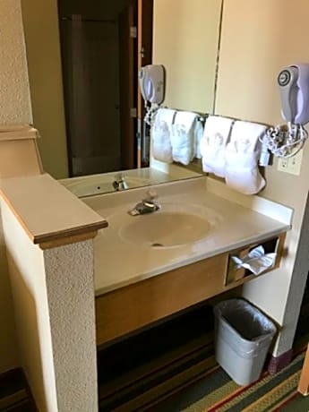 King Room with Bath Tub with Grab Bars- Mobility Accessible/Non-Smoking