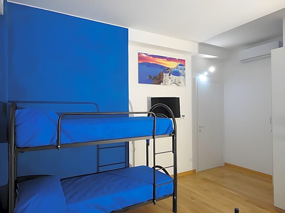 1 Bunk Bed in Dormitory with Window and Shared Bathroom - Mixed — 6 fotoğraftan 1. fotoğraf
