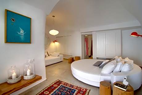 Grand Suite with Private Pool & Caldera View