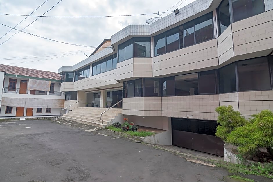 RedDoorz near Sukabumi Station 2