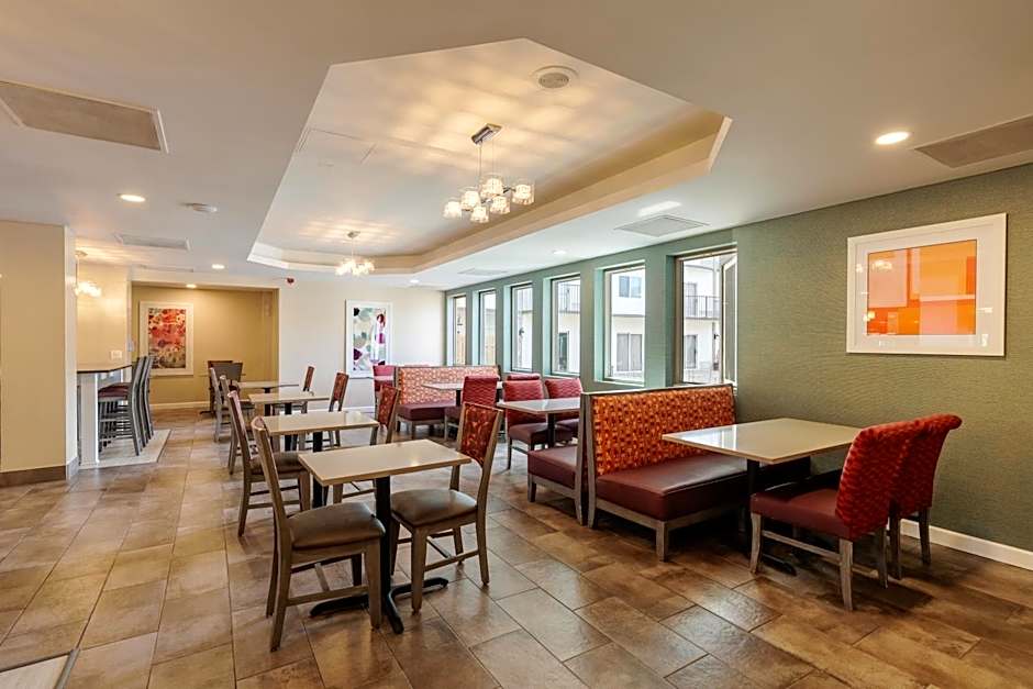 Orangewood Inn & Suites Kansas City Airport