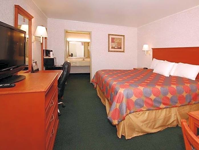 Super 8 by Wyndham Cave City