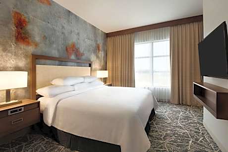 1 King Hearing Accessible 2 Room Suite