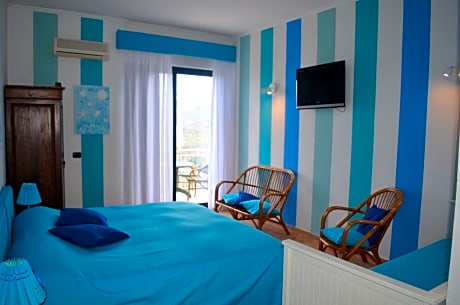 Studio with Balcony and Sea View (3 Adults)