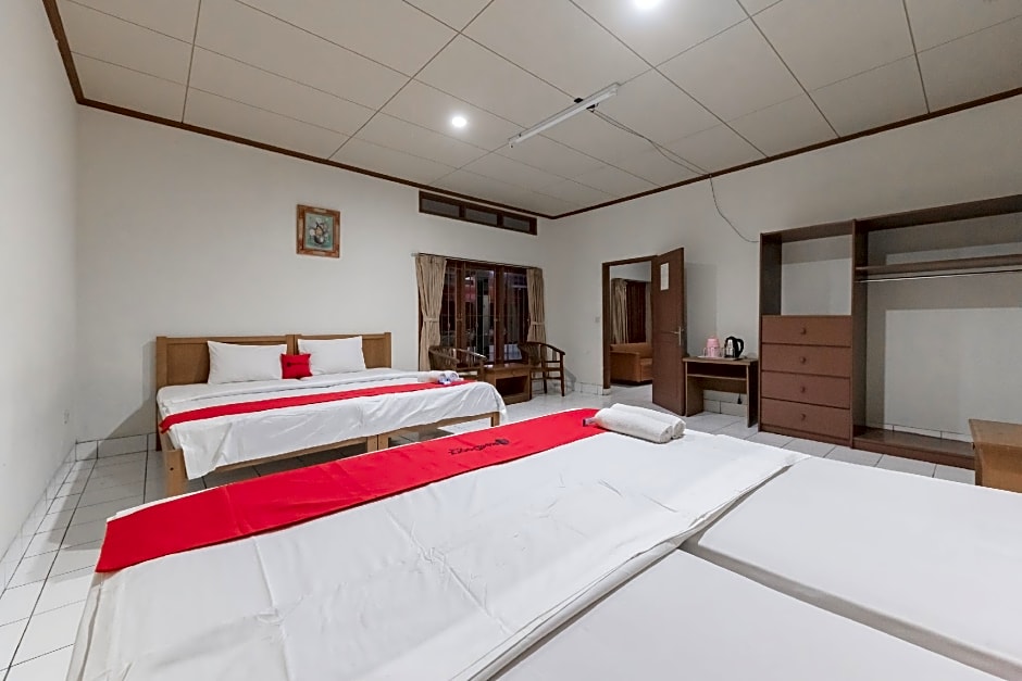 RedDoorz Plus @ Hotel Griya Astoeti