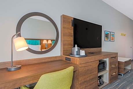 2 Queen W/Microwv/Fridge