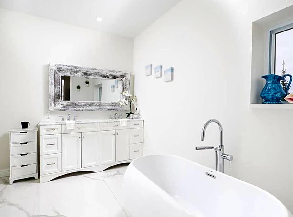 Stunning waterfront w spa dog run