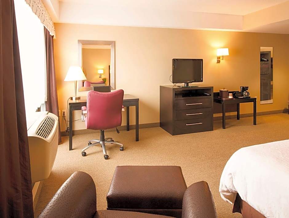 Hampton Inn By Hilton And Suites At Boston Crosstown Center