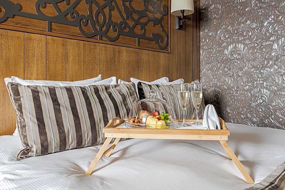 Metropole Hotel by Semarah