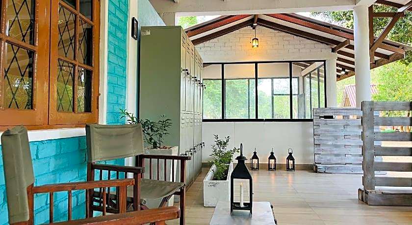 Funky Leopard Safari Lodge Bordering Yala National Park