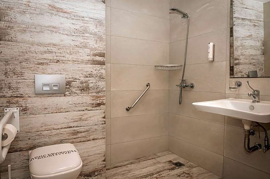 Elizabeth Queen Luxury Rooms