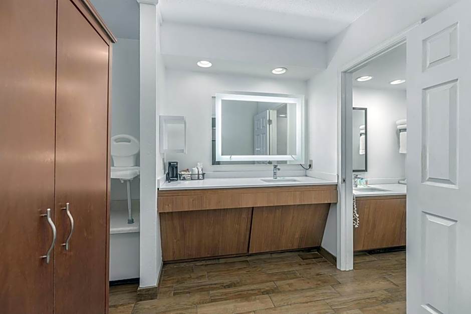 Crossroads Inn & Suites