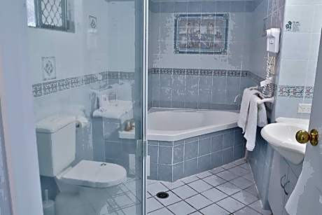 Queen Room with Spa Bath