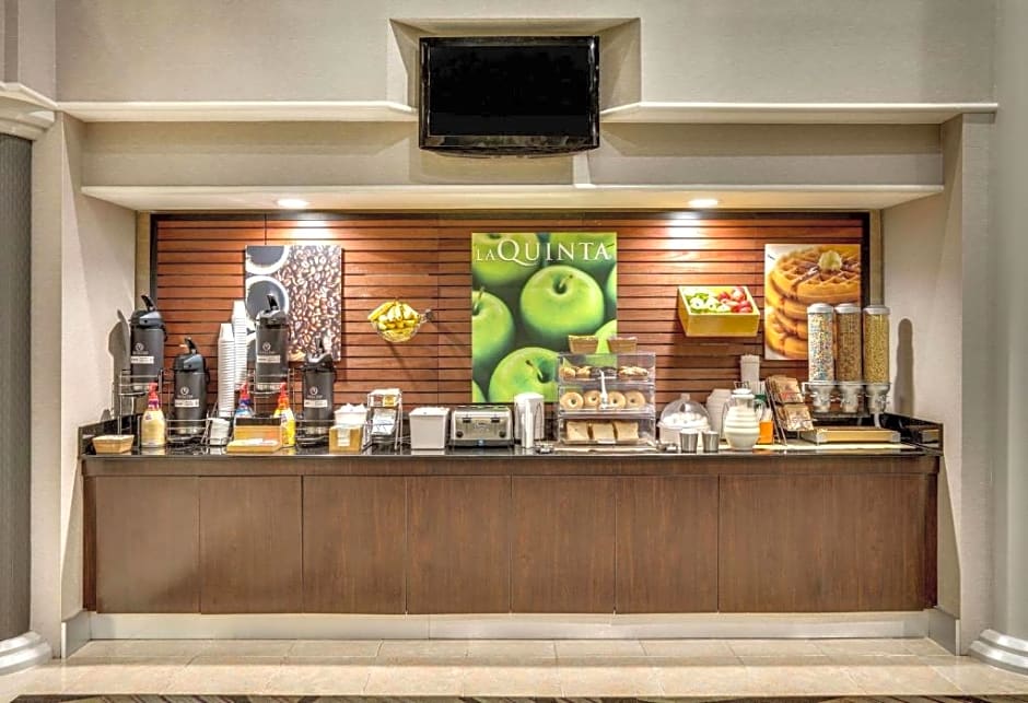 La Quinta Inn & Suites by Wyndham Dallas Addison Galleria