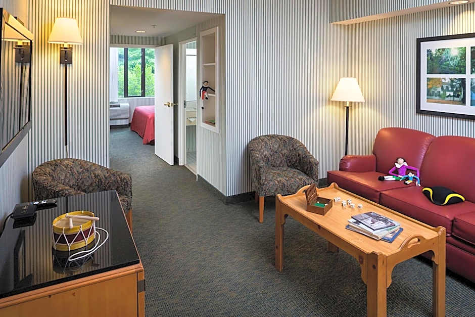 Williamsburg Woodlands Hotel & Suites, an official Colonial Williamsburg Hotel