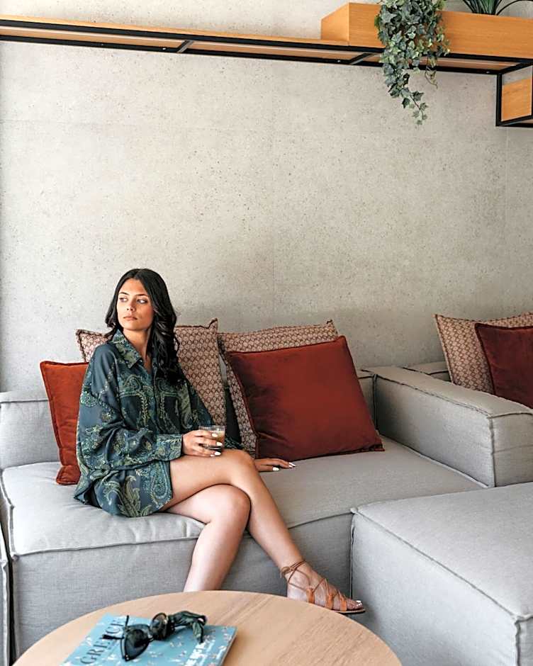 The City Hotel & Suites