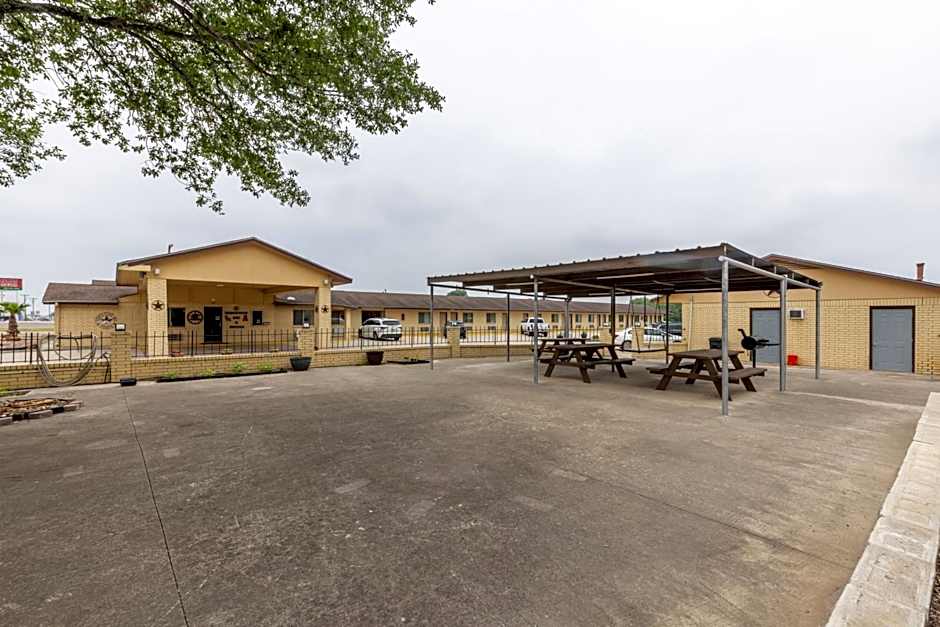 Freer Executive inn and Studios