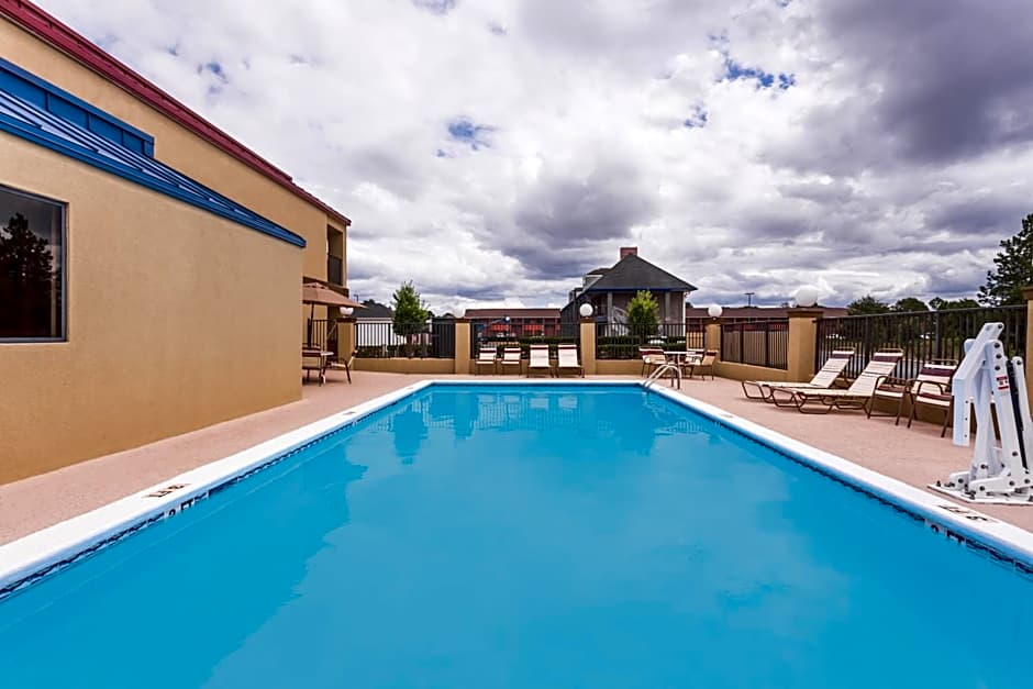 Days Inn & Suites by Wyndham Warner Robins Near Robins AFB