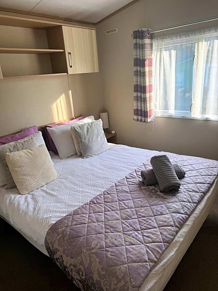 2 Bedroom Lakeview Lodge - Ensuite & Balcony Deck