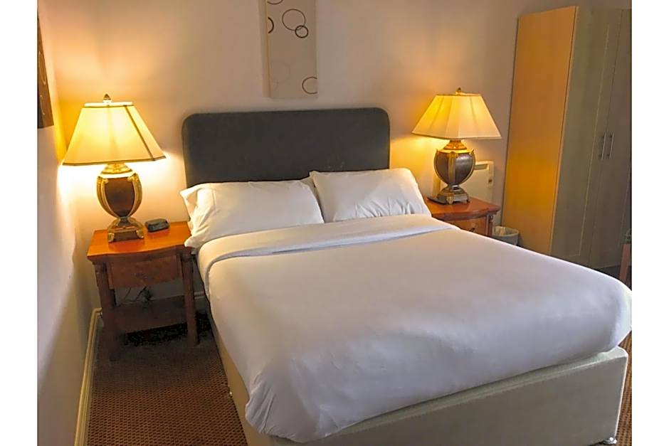 OYO White Horse Hotel