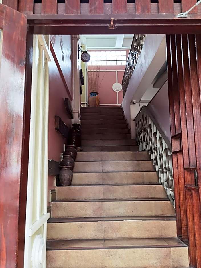 RedDoorz near Colgante Bridge Naga City