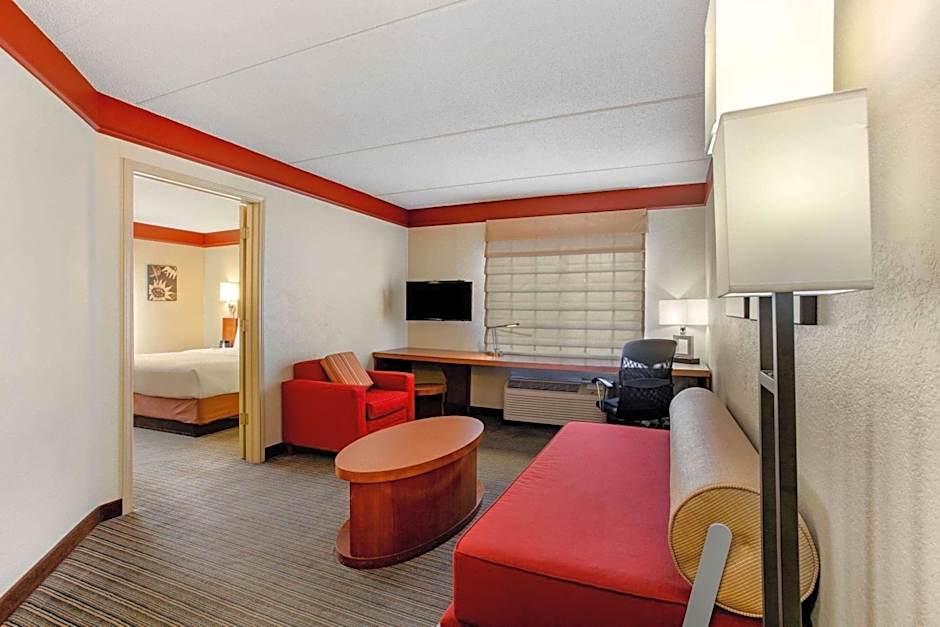 La Quinta Inn & Suites by Wyndham Raleigh Crabtree