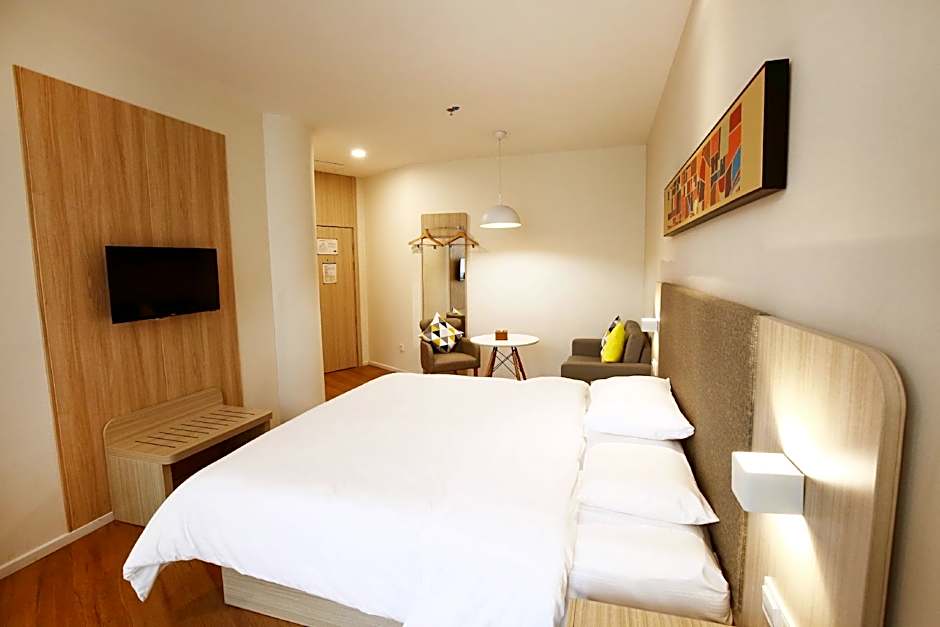 Hanting Hotel Shanghai Longbai Xincun Metro Station
