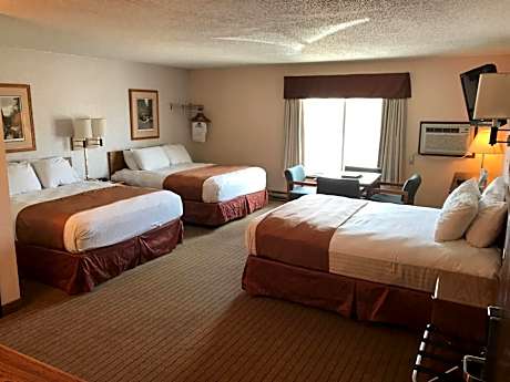 3 Queen Beds, Family Room, Non-Smoking