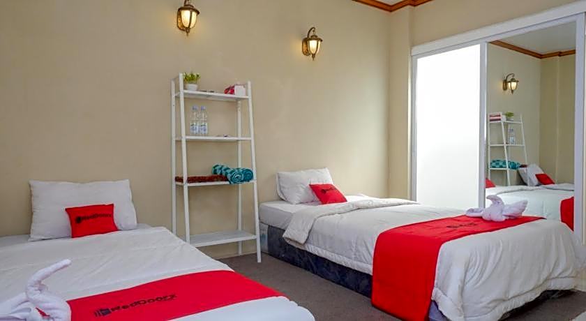 RedDoorz Syariah near Terminal Mendolo Wonosobo 2