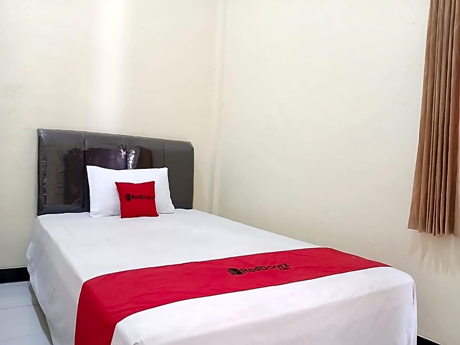 RedDoorz Syariah near Masjid Al-Aqsha Klaten