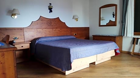 Family Room (2 Adults + 2 Children)