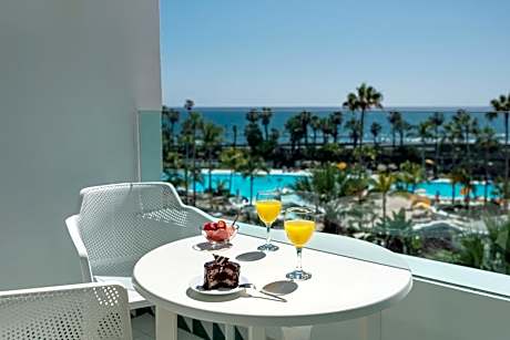 Two-Bedroom Classic Apartment with Ocean View