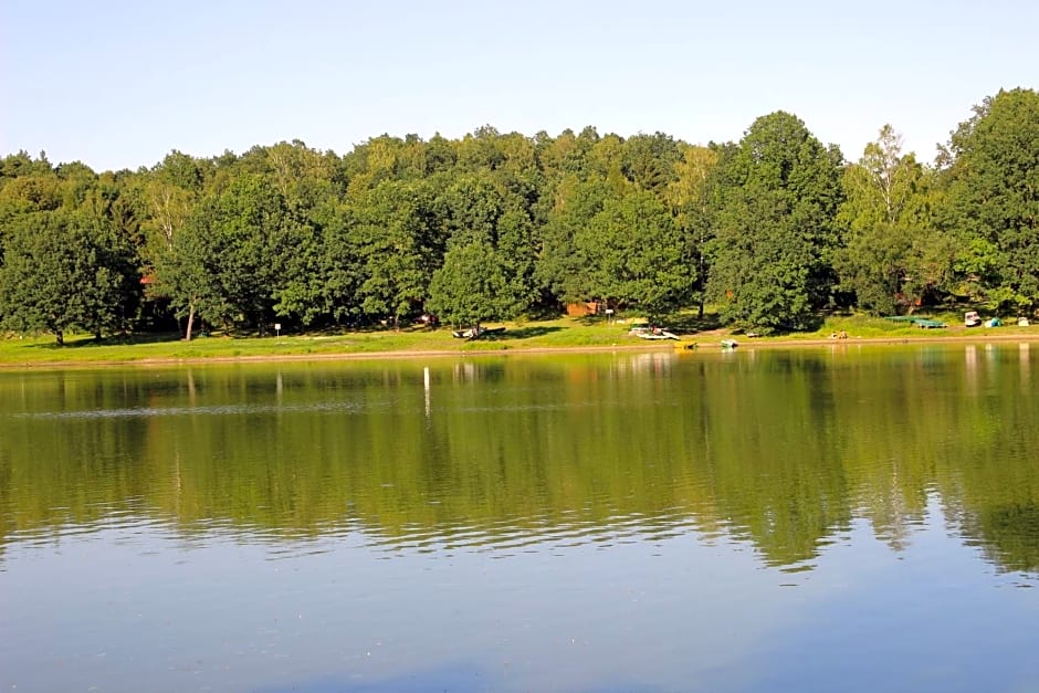 Domki nad jeziorem w Kar¿owicach