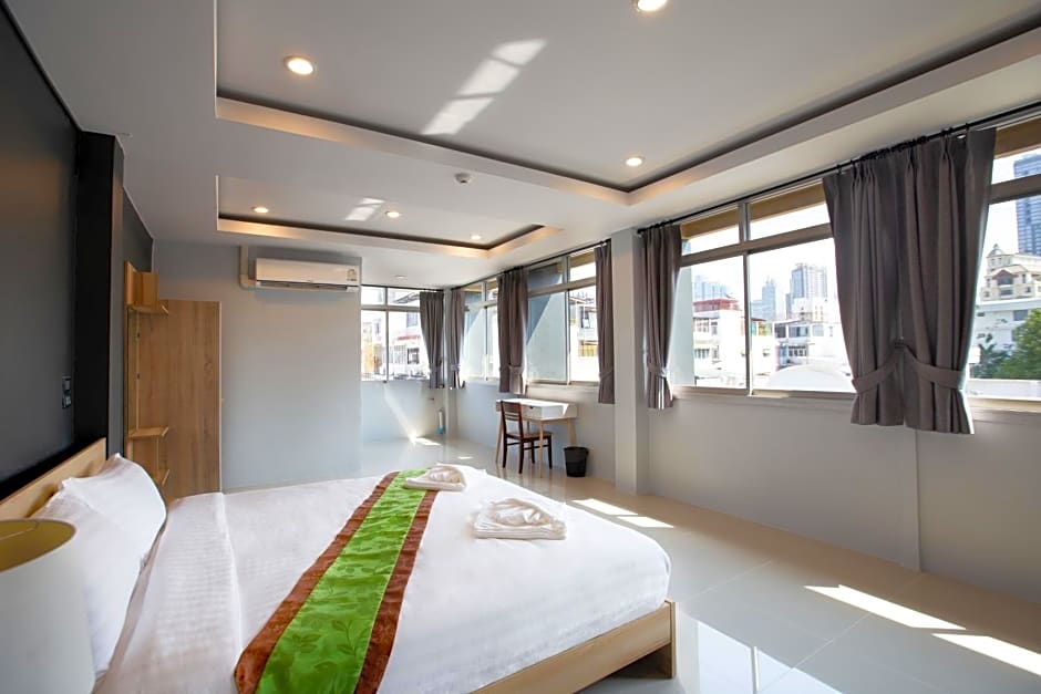 185@Surawong Residence