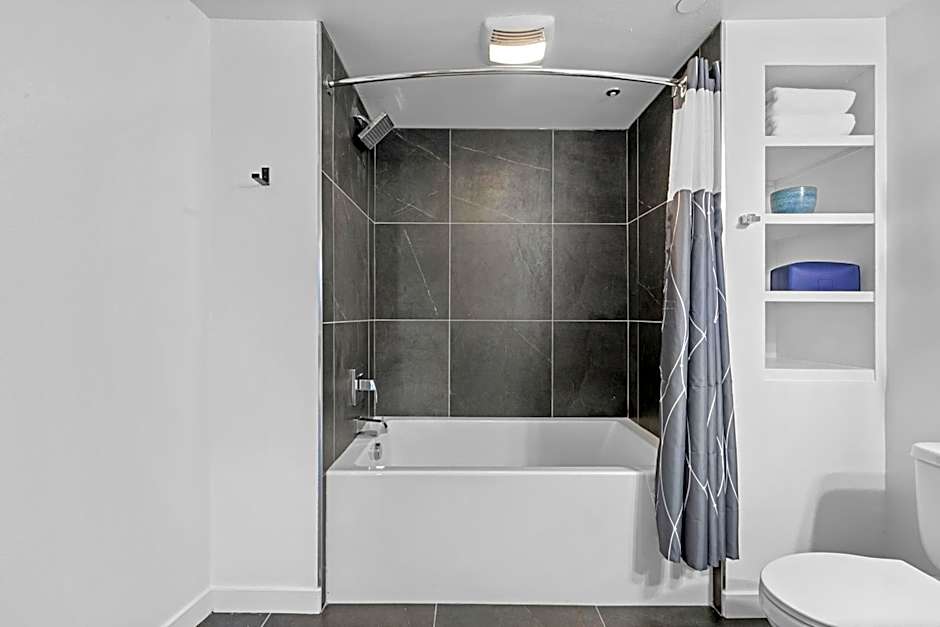 Beverly Grove Chic City Oasis 2 BR Apt with Den 138