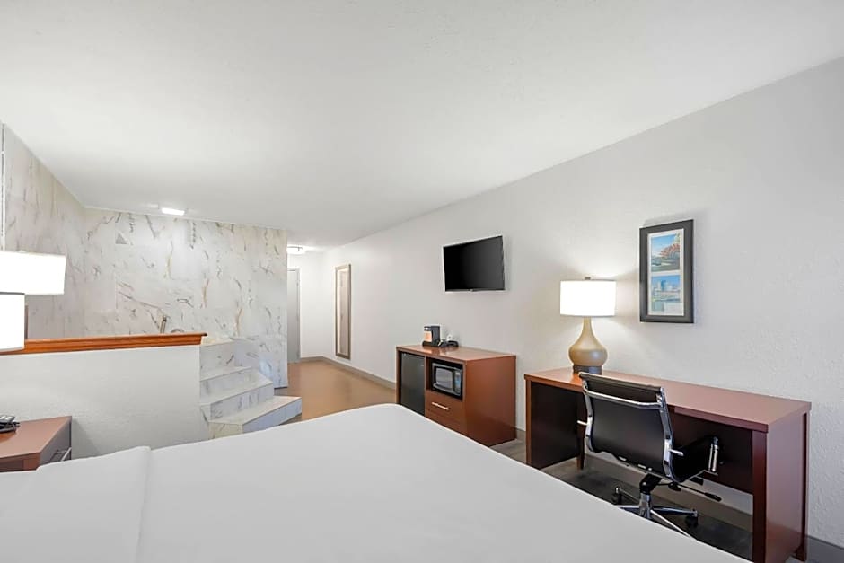 Comfort Inn & Suites Cincinnati Eastgate