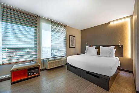 King Room with Balcony - Non-Smoking