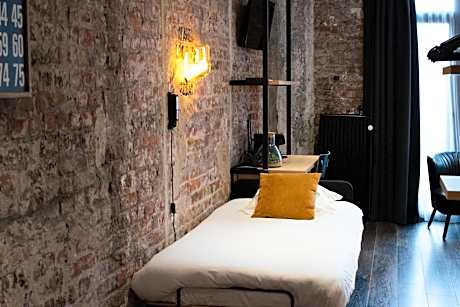 Large Room with Streetview