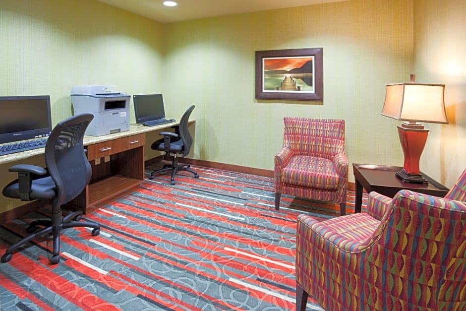 Holiday Inn Express & Suites Bloomington West