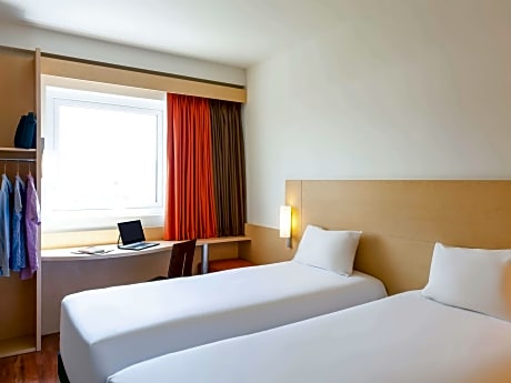 Standard room with twin beds