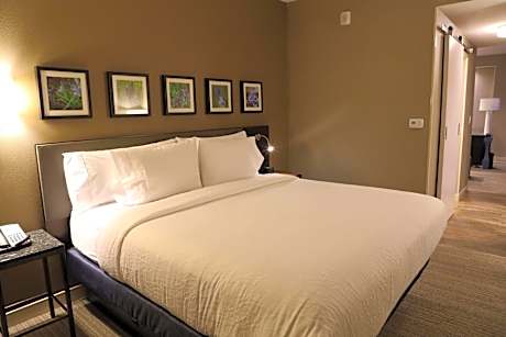 King Room with Tub - Mobility and Hearing Access