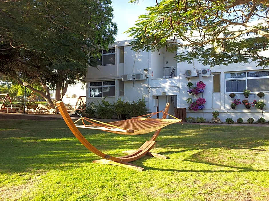 קיבוץ אילות - חדרי אירוח עם בריכה משותפת