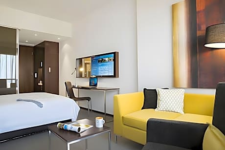 Centro Room – Queen Bed