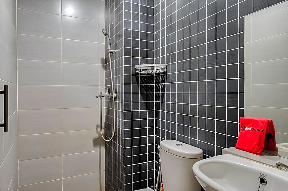 RedDoorz Syariah near Airlangga University Campus B