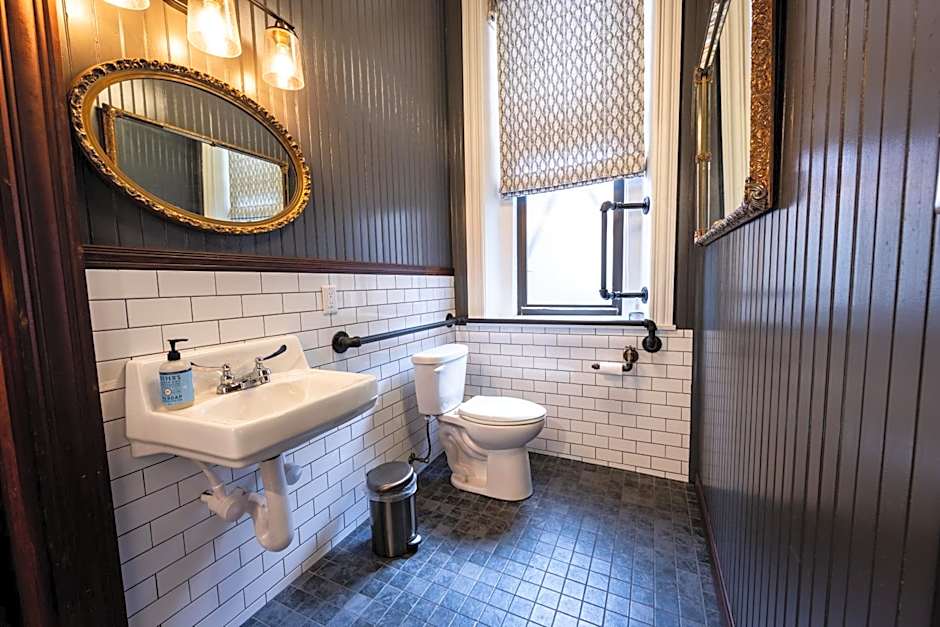 Traveler's Rest Hotel