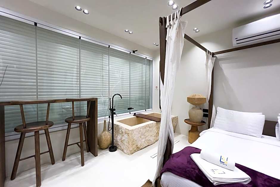 The Pyramids Horizon Studio w Bathtub